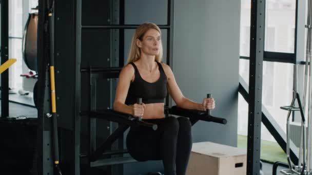Tělo Posiluje Cvičení Aktivní Žena Středního Věku Cvičení Baru Posilovně — Stock video