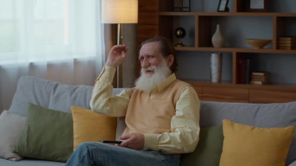 Комедийные Шоу Позитивный Старший Бородатый Мужчина Смотрит Смешную Телевизионную Программу — стоковое видео