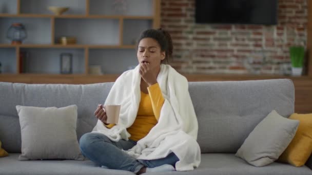 Domácí Léčebný Koncept Mladá Nemocná Afroameričanka Pije Doma Uzdravující Čaj — Stock video