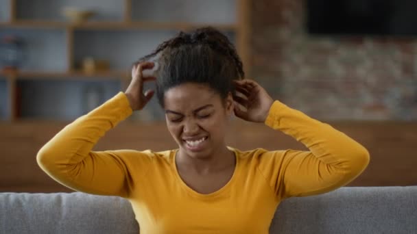 Joven Mujer Afroamericana Arañándose Cabeza Sufriendo Ataque Alergia Casa Sentada — Vídeo de stock