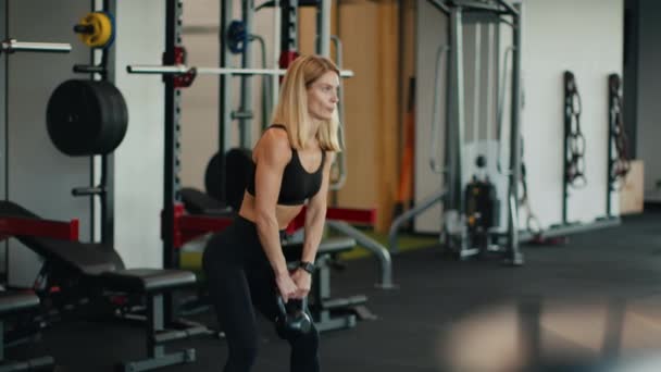 Opleidingsconcept Fit Vrouw Van Middelbare Leeftijd Doet Diepe Squats Met — Stockvideo