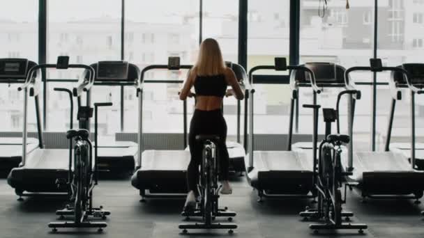 Moderní Sportovní Vybavení Nerozpoznatelná Sportovní Žena Cvičení Kole Tréninkový Přístroj — Stock video