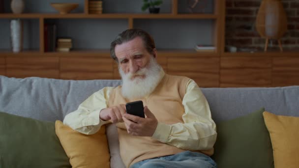 Sociala Medier För Äldre Inomhus Porträtt Modern Senior Skäggig Man — Stockvideo