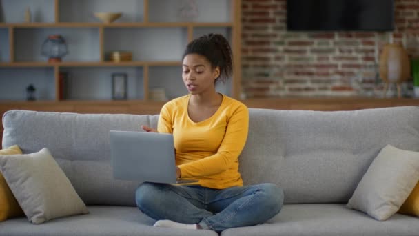 Una Relación Distante Joven Positivo Afroamericano Señora Vídeo Chat Línea — Vídeos de Stock