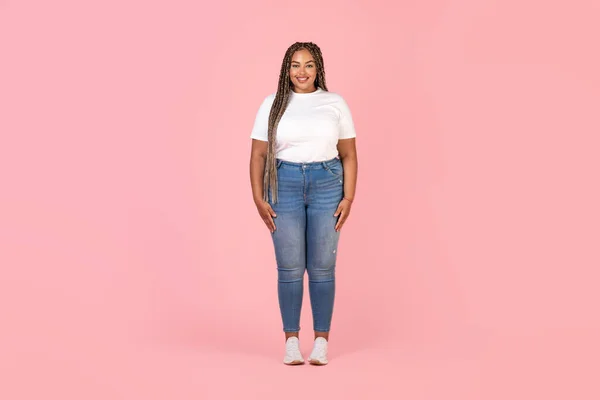 Happy Black Maat Vrouwelijk Model Poseren Studio Roze Achtergrond Volledige — Stockfoto