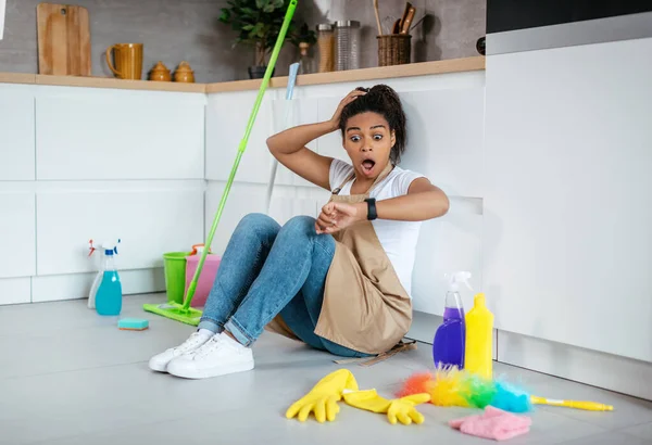 Amazed Millennial Senhora Negra Senta Chão Com Esfregona Limpando Suprimentos — Fotografia de Stock
