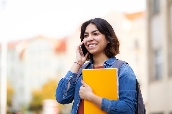 Glad Mellanöstern Student Kvinna Talar Mobiltelefon Medan Går Utomhus Glada — Stockfoto
