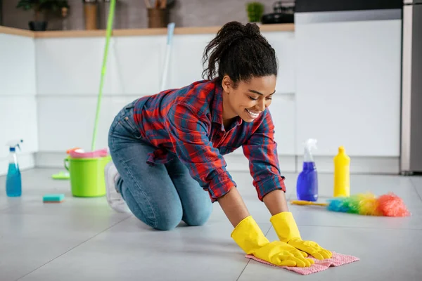 Feliz Jovem Dona Casa Preta Esfregando Chão Com Suprimentos Limpeza — Fotografia de Stock