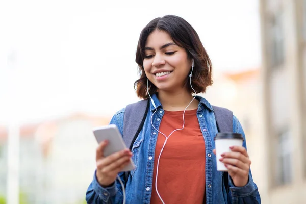 Hermosa Estudiante Oriente Medio Escuchando Música Teléfono Inteligente Tomando Café — Foto de Stock