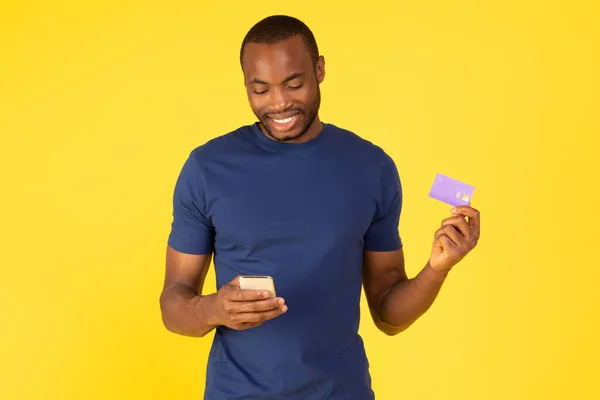 Happy African American Guy Winkelen Online Smartphone Creditcard Betalen Online — Stockfoto