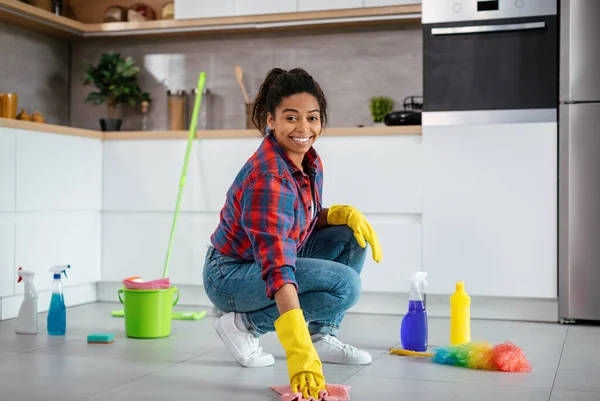 Smiling Pretty Young Black Female Washes Floor Cleaning Supplies Modern — Stock Photo, Image