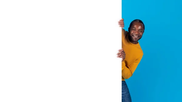 Sorrindo Homem Negro Meia Idade Roupa Casual Posando Lado Placa — Fotografia de Stock