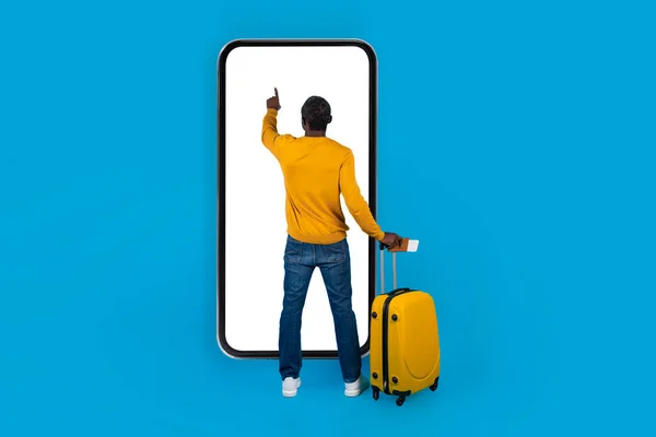 Sarı Valizli Siyahi Bir Turistin Mavi Arka Planda Beyaz Ekranlı — Stok fotoğraf
