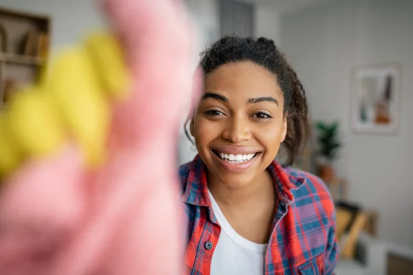 Mujer Joven Alegre Negro Guantes Goma Lava Espejo Con Trapo —  Fotos de Stock