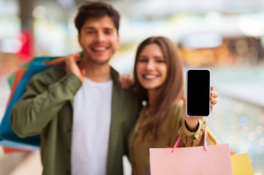 Çift Cep Telefonu Boş Ekran Reklamları Alışveriş Uygulaması Alışveriş Torbası Poz Veriyor Modern Hipermarkette. Sığ Derinlik, Mockup