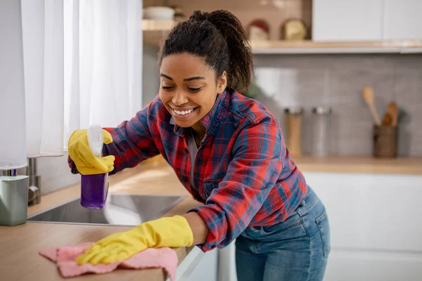 Cheerful Young Black Woman Wipes Table Dirt Cleaning Supplies Minimalist — Stock Photo, Image