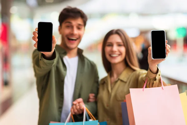 Aplikacja Zakupowa Ekscytowani Małżonkowie Wyświetlanie Smartfonów Pustym Ekranem Reklama Mobilna — Zdjęcie stockowe
