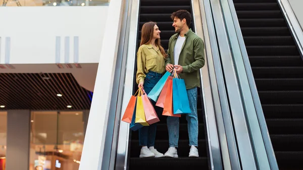 Millennial Casal Compras Juntos Segurando Sacos Comprador Escadas Móveis Centro — Fotografia de Stock