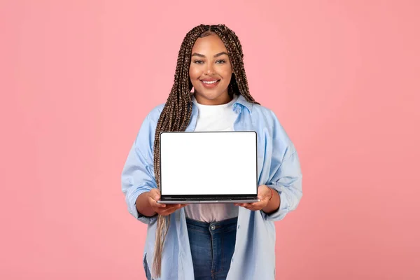 African American Lady Showing Laptop Empty Screen Advertising Website Pink — Stock fotografie