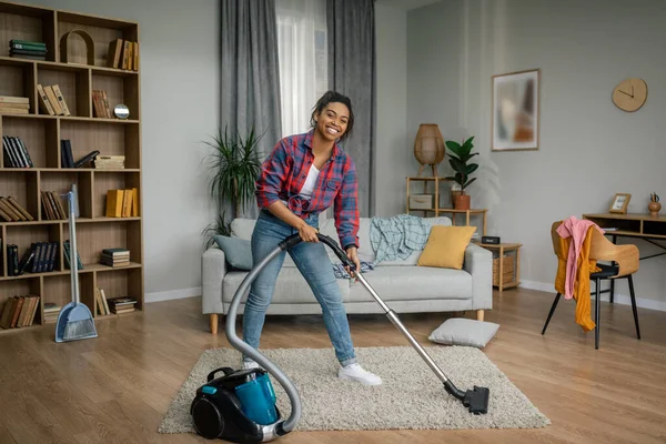 Sorrindo Jovem Mulher Negra Com Aspirador Chão Desfrutar Limpeza Sozinho — Fotografia de Stock