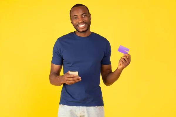 Vrolijke Zwarte Mannelijke Koper Winkelen Met Behulp Van Mobiele Telefoon — Stockfoto