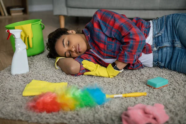 Mujer Negra Divertida Cansada Con Artículos Limpieza Durmiendo Suelo Interior —  Fotos de Stock