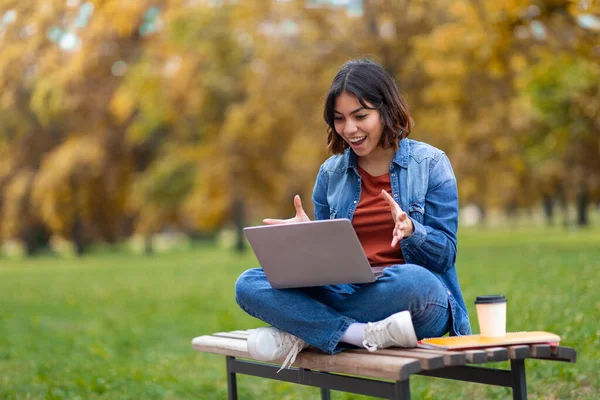 Estudiante Árabe Joven Emocionada Usando Ordenador Portátil Mientras Está Sentada — Foto de Stock