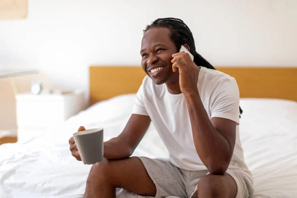 Dobré Ráno Doma Veselý Černoch Mluví Mobilní Telefon Pití Kávy — Stock fotografie