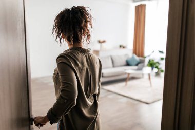 Gayrimenkul teklifi. Afrika kökenli Amerikalı bir kadının içeri girerken ki görüntüsü. Açılan Kapılarda Bekleyen Tanımlanamayan Kadın. Yeni evime hoş geldin. Seçici Odaklanma