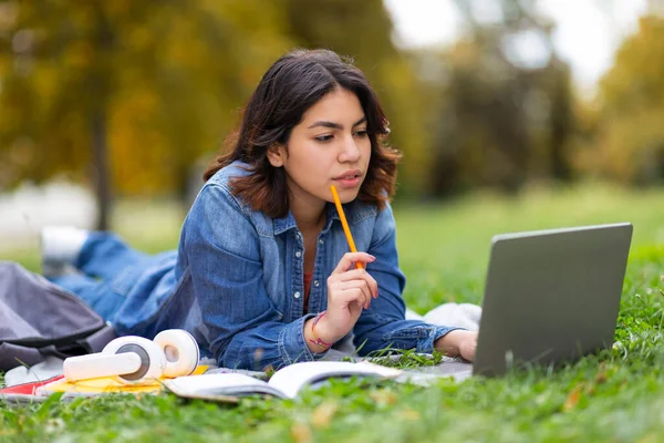 Leerconcept Jonge Arabische Student Vrouw Studeren Buiten Met Laptop Millennial — Stockfoto