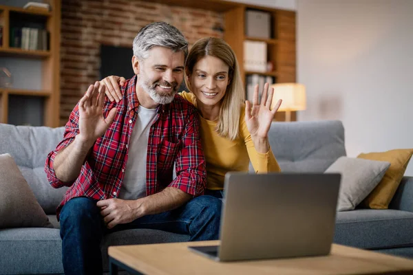 Agradable Bastante Mediana Edad Hembra Europea Abrazando Macho Mirando Saludando —  Fotos de Stock