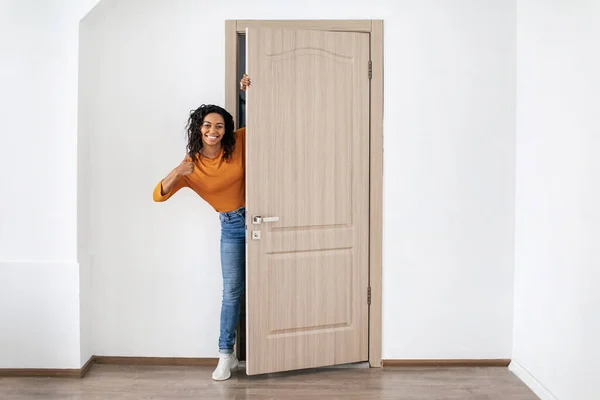 Geweldig Onroerend Goed Aanbod Vrolijke Zwarte Vrouw Die Deur Opent — Stockfoto