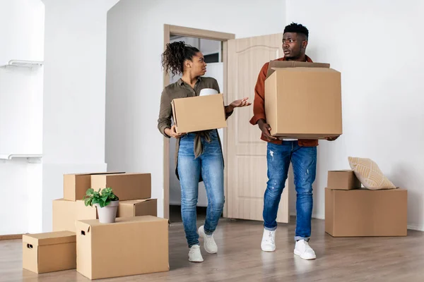 Casal Negro Descontente Transportando Caixas Móveis Papelão Entrando Bad New — Fotografia de Stock