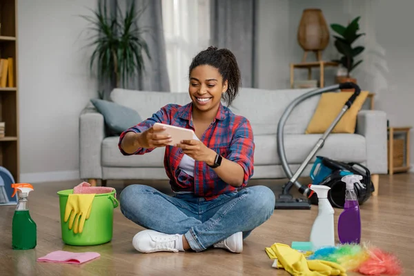 Sorrindo Jovem Senhora Negra Luvas Borracha Sentar Chão Com Suprimentos — Fotografia de Stock
