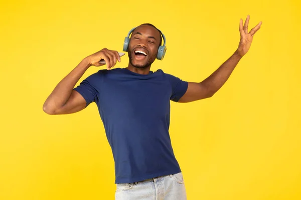 Cantante Masculino Negro Talentoso Cantando Canción Sosteniendo Smartphone Como Micrófono — Foto de Stock