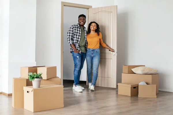 스테이트요 Happy Black Husband Wife Looking New Home Standing Hugging — 스톡 사진