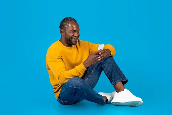 Positivo Afroamericano Hombre Mediana Edad Traje Casual Sentado Suelo Sobre — Foto de Stock