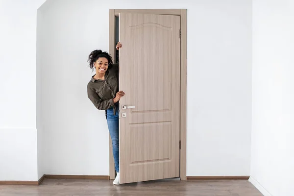 Oferta Inmobiliaria Alegre Negro Mujer Apertura Puerta Sonriendo Cámara Posando — Foto de Stock