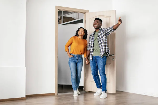 Wohnungsmiete Aufgeregtes Schwarzes Familienpaar Das Vor Der Geöffneten Tür Seines — Stockfoto