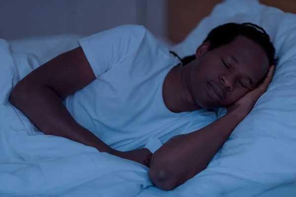 아프리카 미국인 남자의 그림깊은 침대에서 흑인은 눈으로 어두운 침실에서 베개에 — 스톡 사진