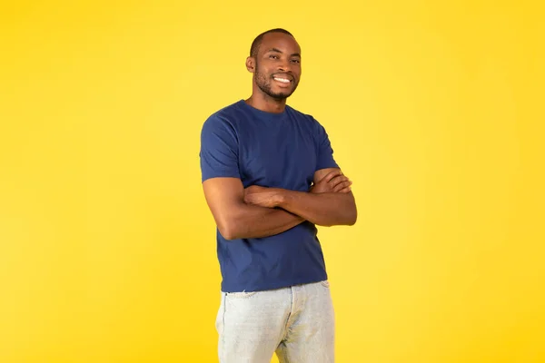 Positieve Afro Amerikaanse Millennial Guy Poseren Crossing Hands Glimlachend Naar — Stockfoto