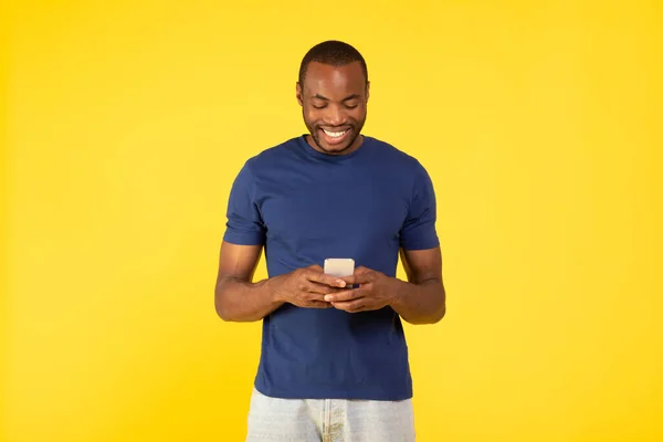 Homem Preto Feliz Usando Aplicativo Móvel Celular Mensagens Texto Websurf — Fotografia de Stock