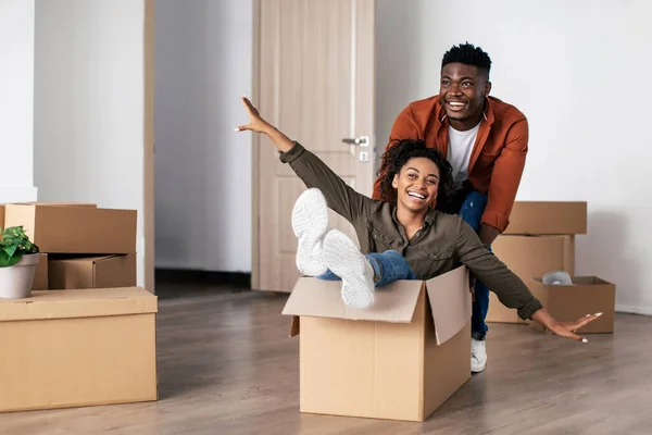 Gran Oferta Inmobiliaria Alegre Cónyuges Negros Divirtiéndose Celebrando Mover Nuevo — Foto de Stock