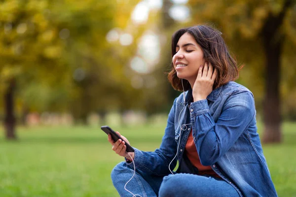 Ortadoğulu Güzel Bir Kadının Portresi Açık Havada Akıllı Telefonlu Müzik — Stok fotoğraf