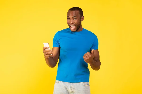 Vreugdevolle Zwarte Man Met Behulp Van Telefoon Gesturing Staande Poseren — Stockfoto