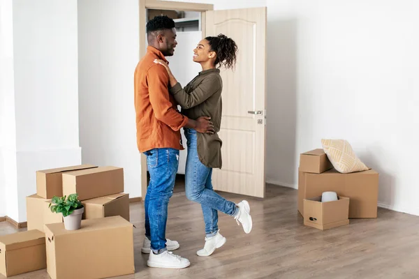 Novo Lar Casal Preto Feliz Abraçando Celebrando Própria Casa Móvel — Fotografia de Stock