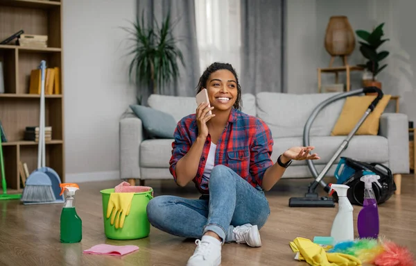 Jovem Mulher Negra Feliz Luvas Borracha Sentar Chão Com Suprimentos — Fotografia de Stock
