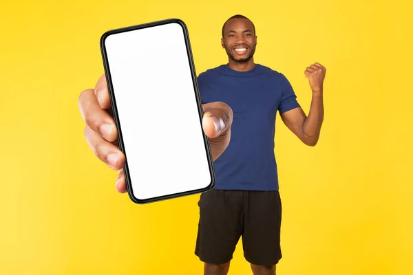 Atleta Masculino Preto Alegre Mostrando Grande Smartphone Com Tela Branca — Fotografia de Stock