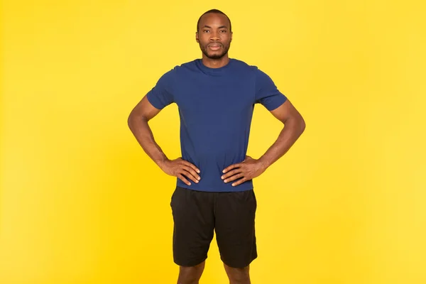 Trainen Motivatie Sportieve Zwarte Man Poseren Handen Heupen Klaar Voor — Stockfoto