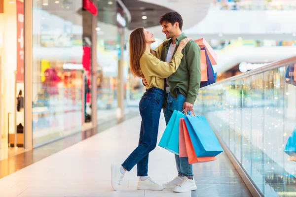 Pareja Feliz Abrazando Compras Juntos Sosteniendo Bolsas Compras Pie Centro — Foto de Stock